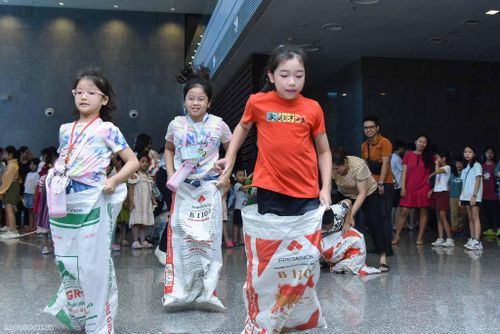Các em nhỏ tham gia chơi các trò chơi dân gian.