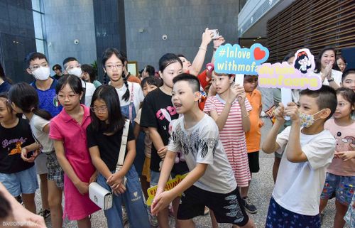 Các em nhỏ hào hứng tham dự các trò chơi dân gian tại Trại Hè.