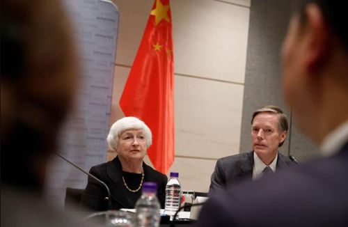 Bộ trưởng Tài chính Mỹ Janet Yellen và Đại sứ Mỹ tại Trung Quốc Nicholas Burns gặp gỡ đại diện cộng đồng doanh nghiệp Mỹ ở Bắc Kinh hôm 7/7. Ảnh: Reuters