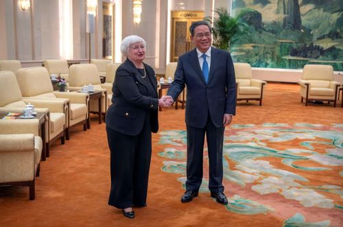 Thủ tướng Trung Quốc Lý Cường bắt tay Bộ trưởng Tài chính Mỹ Janet Yellen tại Đại lễ đường Nhân dân ở Bắc Kinh hôm 7/7. Ảnh: Washington Post