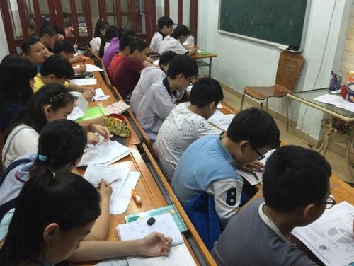 Bút, sách, vở luôn đồng hành cùng con trẻ trong mùa hè. (Ảnh minh họa)