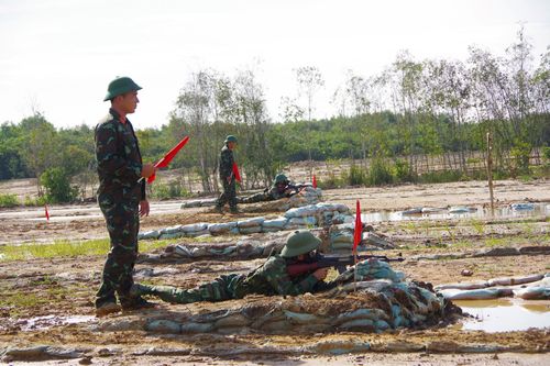  Đại đội bộ binh thị xã Kiến Tường thực hành huấn luyện bài 2AK ban ngày