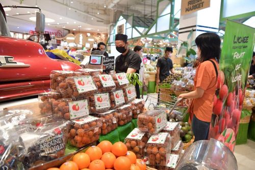 Người tiêu dùng Thái Lan khen vải thiều Việt Nam ngon hơn hàng Trung Quốc và cả Thái Lan (ảnh: Nguyễn Thành Huy).