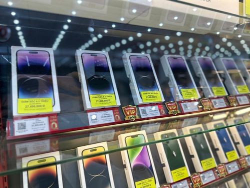 Nhiều mẫu smartphone của Apple và Samsung đang có mức giá tốt. Ảnh: Thúy Hạnh.