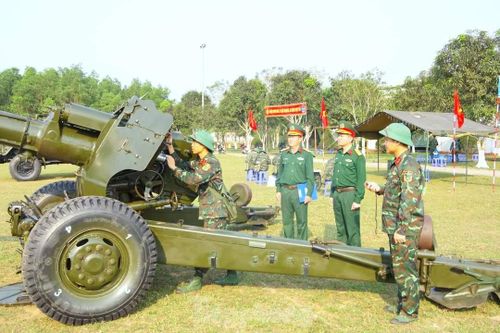 Lữ đoàn thường xuyên tổ chức kiểm tra đội ngũ cán bộ huấn luyện.