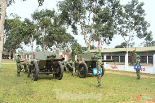 Huấn luyện Pháo lựu 122mm ở Lữ đoàn Pháo binh 16. 