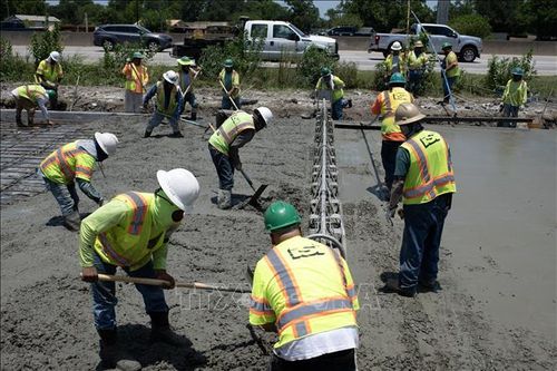 Công nhân sửa chữa tuyến đường bị hư hại do nắng nóng tại Houston, Texas, Mỹ, ngày 27/6. Ảnh: AFP/TTXVN