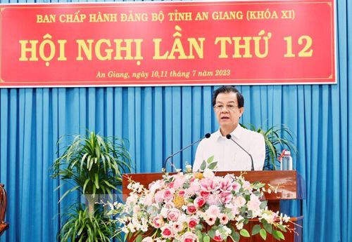 Ông Lê Hồng Quang, Ủy viên Ban Chấp hành Trung ương Đảng, Bí thư Tỉnh ủy An Giang phát biểu khai mạc hội nghị. Ảnh: Thanh Sang - TTXVN