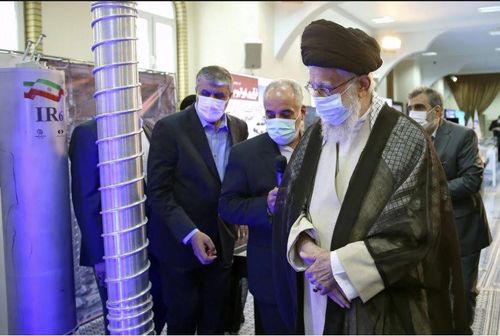Nhà lãnh đạo tối cao Iran Ayatollah Ali Khamenei thăm một cuộc triển lãm về thành tựu hạt nhân vừa được tổ chức tại Thủ đô Tehran.