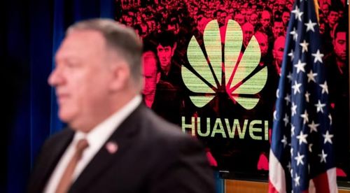 Một màn hình hiển thị logo Huawei phía sau cựu Ngoại trưởng Mỹ Mike Pompeo tại Bộ Ngoại giao ở Washington vào ngày 15/7/2020. Ảnh: AP