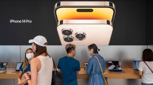Người mua hàng kiểm tra sản phẩm tại một cửa hàng chính thức của Apple ở Hồng Kông. Ảnh: AP