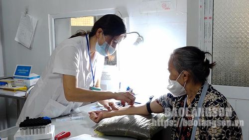 Cán bộ Trung tâm Y tế thành phố kiểm tra huyết áp cho người cao tuổi