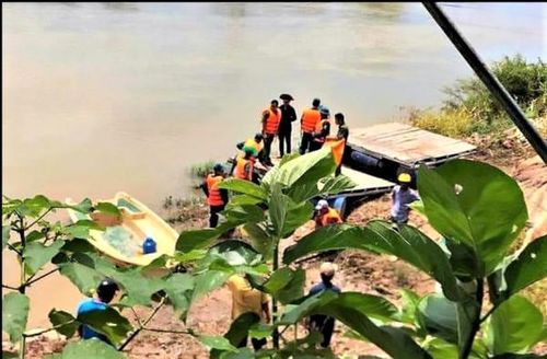 Chính quyền địa phương đang tích cực tìm kiếm 2 người dân bị nước cuốn mất tích.