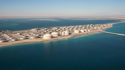 Bồn chứa dầu tại cảng biển Ras Tanura của Arập Xêút