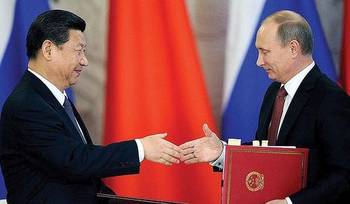 Nga, hiện là đối tác dầu mỏ lớn nhất của Trung Quốc, chấp nhận thanh toán bằng đồng NDT. (Trong ảnh Chủ tịch Trung Quốc và Tổng thống Nga bắt tay sau thỏa thuận năng lượng lớn giữa hai nước vào năm 2016)