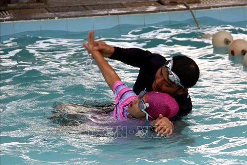 Các thầy, cô dạy học sinh kỹ năng bơi.
