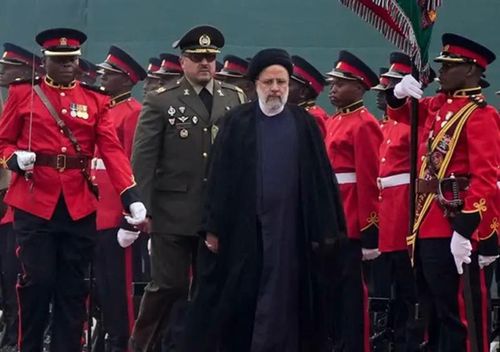 Tổng thống Iran Ebrahim Raisi (trước) được đón tiếp trọng thị tại Kenya. Ảnh: AP