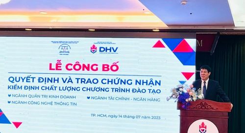 PGS.TS Huỳnh Văn Chương, Cục trưởng Cục Quản lý chất lượng, Bộ GD&amp;ĐT phát biểu tại buổi lễ.