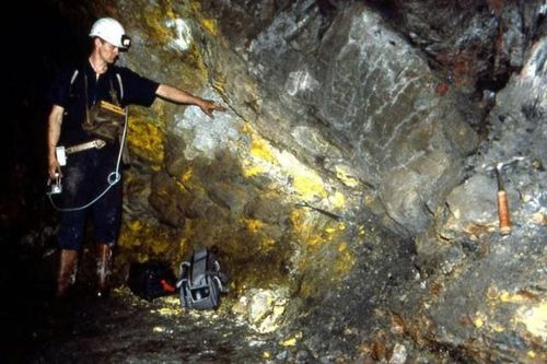 Mẫu uranium từ mỏ Oklo bị mất đi khoảng 0,003% lượng uranium-235, chất đồng vị quý giá nhất trong 3 loại chất đồng vị trong uranium tự nhiên. Ba loại đồng vị đó là uranium-238 (99,2739-99,2752% số lượng đồng vị trong tự nhiên), uranium-235 ( với 0,7198-0,7202%) và uranium-234 (với 0,0050-0,0059%), uranium-235 có khả năng sản sinh nguồn năng lượng cực lớn. Con số 0.003% là rất bé, nhưng dựa vào độ lớn của những vỉa uranium này, tổng số lượng uranium-235 mất đi là hơn 200kg.