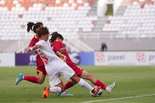 U19 nữ Việt Nam có bàn gỡ hòa quan trọng cuối hiệp 1.
