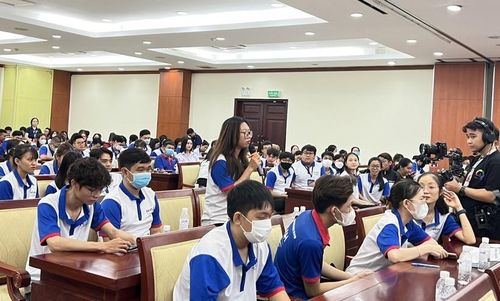 Một sinh viên nêu ý kiến đóng góp của mình tại buổi đối thoại.