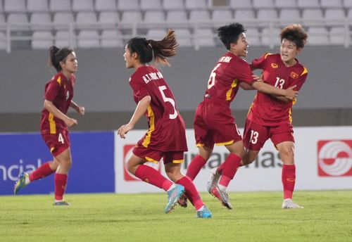 Những nỗ lực của U19 nữ Việt Nam được đền đáp bằng bàn rút ngắn tỷ số còn 1-2