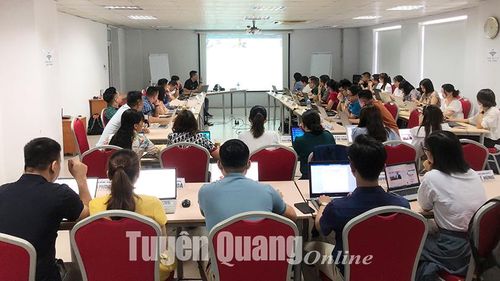 Các học viên tham gia lớp tập huấn Kỹ năng làm đồ họa trên báo điện tử.
