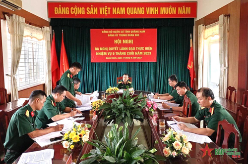 Trung tá Trần Văn Hồng, Bí thư Đảng ủy Trung đoàn 885 chủ trì hội nghị Đảng ủy ra nghị quyết lãnh đạo thực hiện nhiệm vụ 6 tháng cuối năm 2023.
