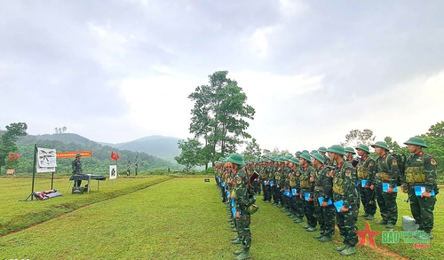 Duy trì nghiêm túc nền nếp, chế độ huấn luyện, sẵn sàng chiến đấu ở Trung đoàn 885.