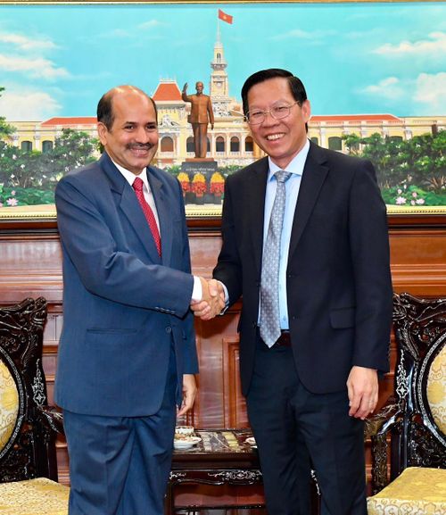  Chủ tịch UBND TPHCM Phan Văn Mãi tiếp Đại sứ Ấn Độ tại Việt Nam Sandeep Arya. Ảnh: VIỆT DŨNG 