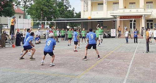 Môn bóng chuyền hơi được nhiều NCT trên địa bàn thị xã Quảng Trị lựa chọn luyện tập mỗi ngày để nâng caosức khỏe -Ảnh: H.T