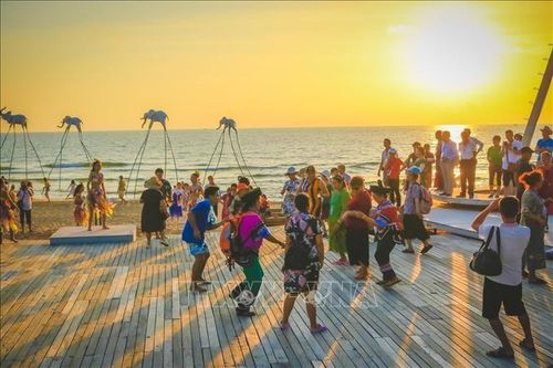 Du khách đón hoàng hôn tại bãi biển Sunset Sanato, Bãi Trường, thành phố Phú Quốc. Ảnh (tư liệu): Hồng Đạt/TTXVN