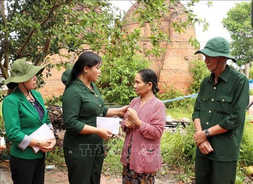 Bí thư Huyện ủy Mang Thít Nguyễn Huỳnh Thu đến thăm và động viên người dân bị ảnh hưởng do thiên tai.