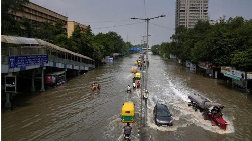 Một con phố ngập trong nước lũ ở New Delhi, Ấn Độ.