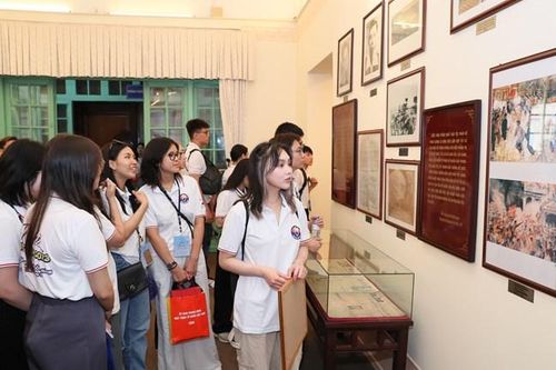 Các em học sinh tham dự Trại hè Việt Nam 2023 thăm Bảo tàng MTTQ Việt Nam