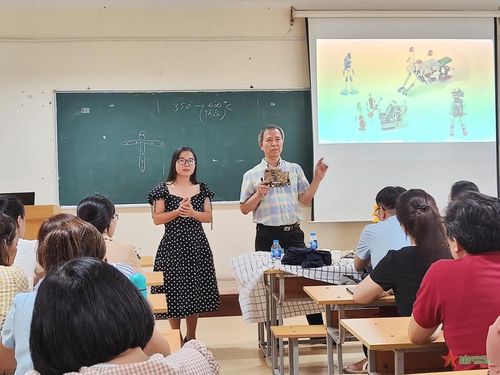 Giáo sư Do Yong Park chia sẻ tại hội thảo về giáo dục STEM tại Trường ĐH Khoa học tự nhiên, ĐHQG Hà Nội tháng 7.2022. Ảnh Khánh Hà