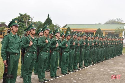 Các chiến sỹ học cách sắp xếp hàng ngũ, đeo súng đúng cách