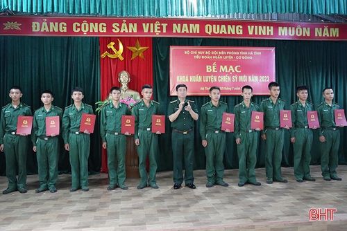 ... và trao quyết đinh điều động, tổ chức biên chế các chiến sỹ về các đơn vị.