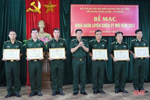 Đại tá Bùi Hồng Thanh – Chỉ huy trưởng BĐBP Hà Tĩnh trao tặng giấy khen cho cán bộ khung huấn luyện đạt thành tích trong công tác huấn luyện...