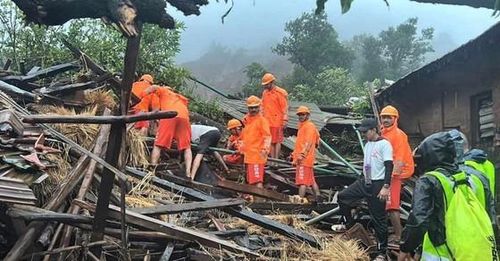 Lực lượng cứu hộ tìm kiếm người bị nạn tại Irshalwadi. Ảnh:PTI