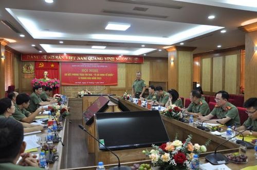 Đại tá Đặng Tuấn Việt, Phó cục trưởng Cục Quản lý xuất nhập cảnh chủ trì hội nghị 