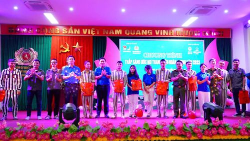 Trao quà tặng các phạm nhân tham gia chương trình "Thắp sáng ước mơ thanh niên hoàn lương".