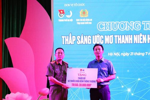 Thành đoàn - Hội Liên hiệp thanh niên Việt Nam thành phố Hà Nội trao tặng thuốc cho trại giam.