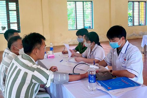 Khám bệnh cho các phạm nhân tại Trại giam Suối Hai.