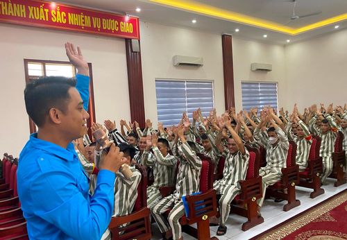 Thanh niên giao lưu với các phạm nhân.