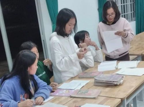 Cô Đỗ Thị Thanh Hoa (môn Toán) hướng dẫn ôn tập vào buổi tối cho học sinh lớp 12 ở khu bán trú.