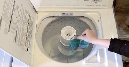 Việc vệ sinh máy giặt không khó, tuy nhiên bạn cần tìm hiểu kỹ và thực hiện các bước 1 cách an toàn. (Ảnh minh họa)