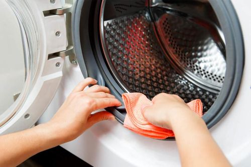 Khi vệ sinh máy giặt, bạn hãy chú ý vệ sinh lồng giặt thật cẩn thận để giúp nó hoạt động êm hơn, bền hơn. (Ảnh minh họa)