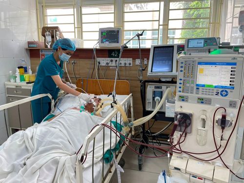 Bệnh nhân H vẫn trong tình trạng hôn mê, phải thở máy.