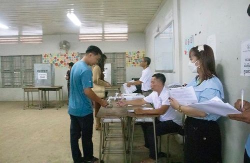 Cử tri được Ban tổ chức hướng dẫn tỉ mỉ thủ tục bầu cử.